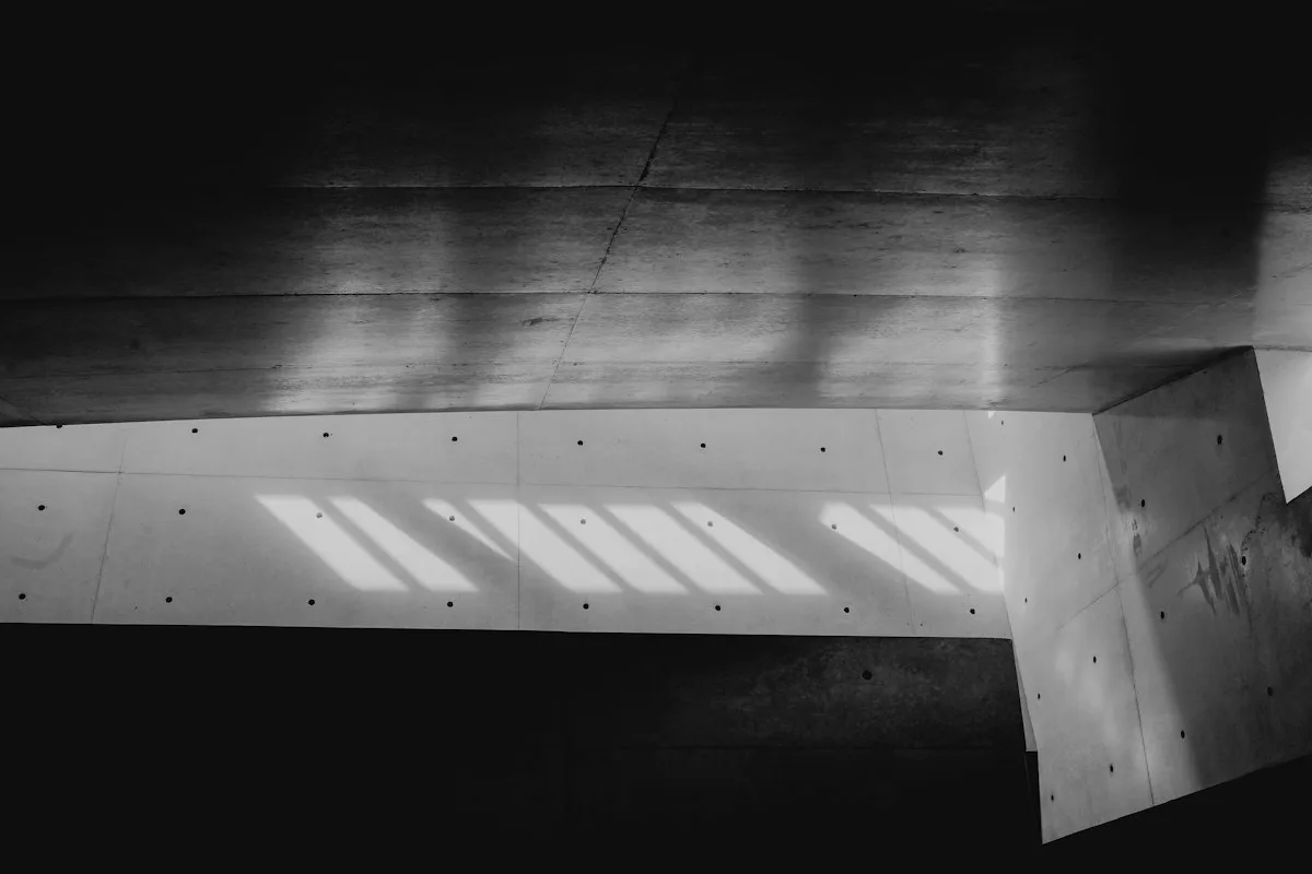 Lumière naturelle sur les lignes d’une structure en béton