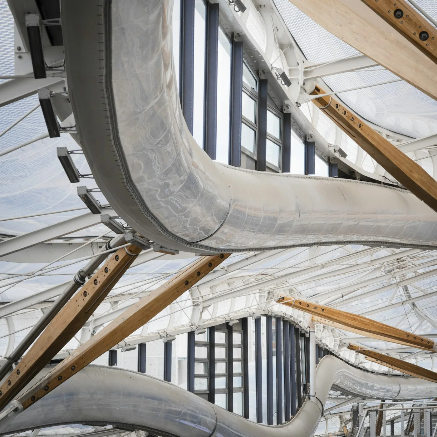 Charpente en bois et verrière dans un intérieur lumineux